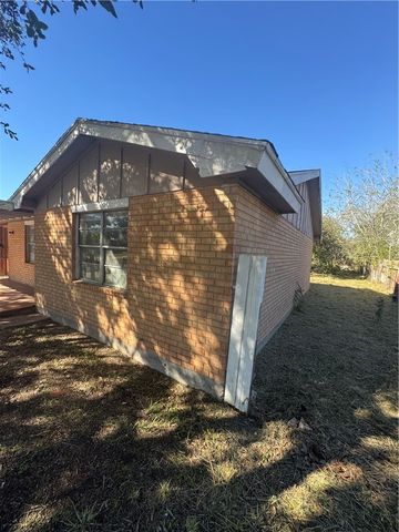 904 W Walton St, Beeville, TX 78102