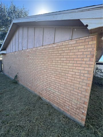 904 W Walton St, Beeville, TX 78102