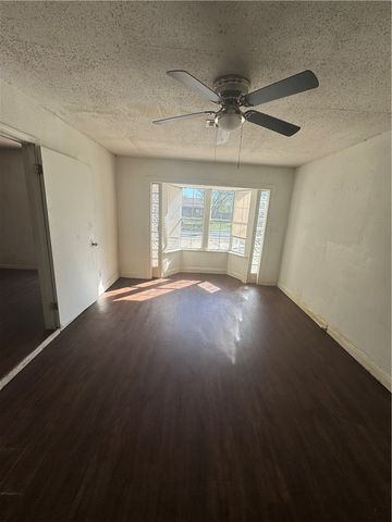 904 W Walton St, Beeville, TX 78102