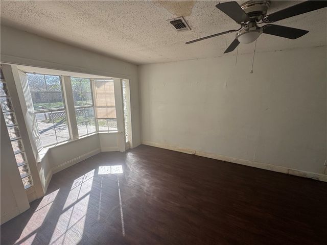 904 W Walton St, Beeville, TX 78102