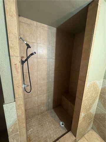 904 W Walton St, Beeville, TX 78102