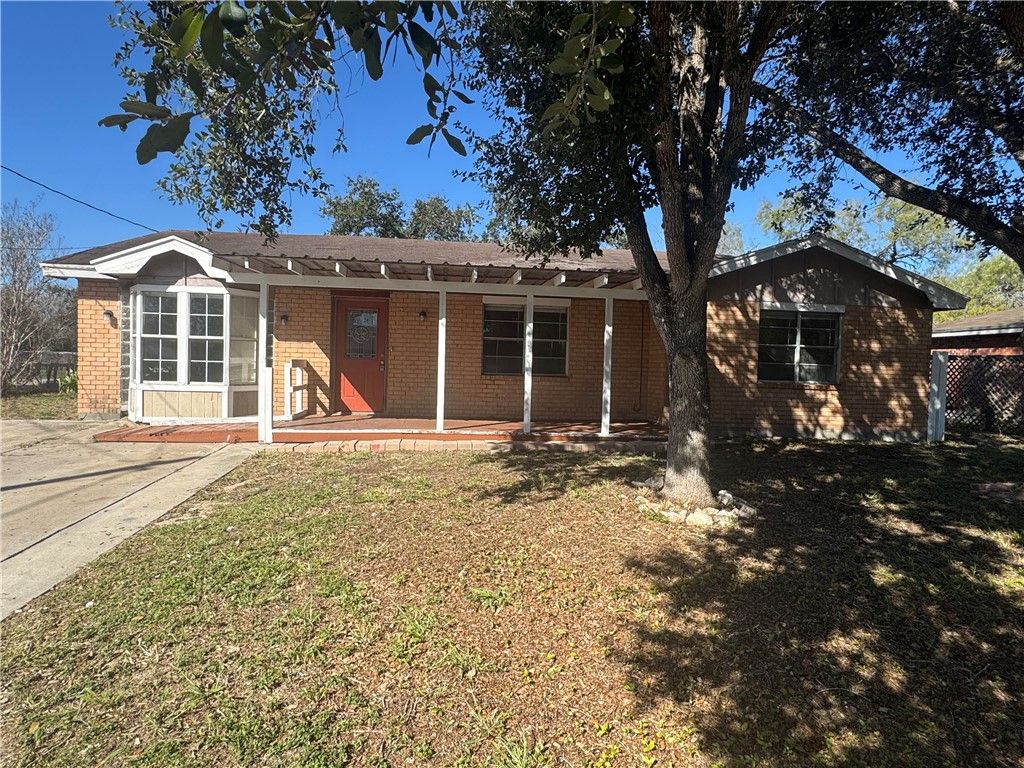 904 W Walton St, Beeville, TX 78102