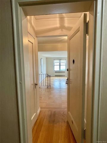 210 Martine Avenue 5D, White Plains, NY 10601