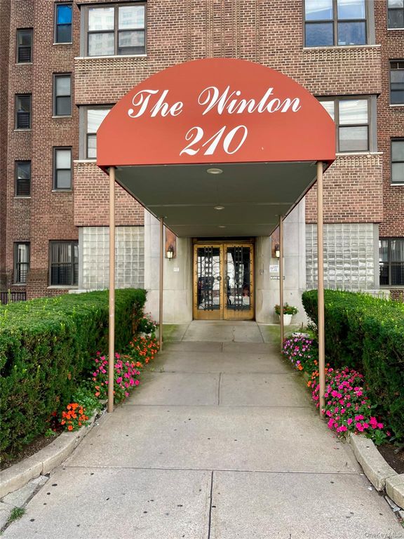210 Martine Avenue 5D, White Plains, NY 10601 — exterior