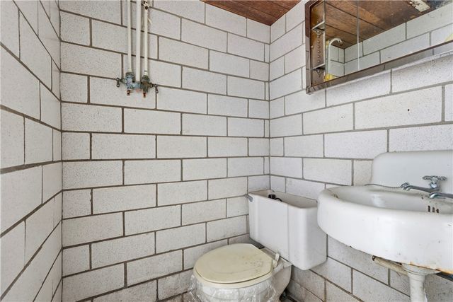 1865 Montour St, Coraopolis, PA 15108