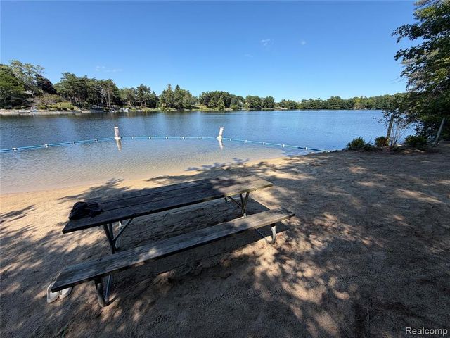1628 Oneida Trail, Lake Orion, MI 48362