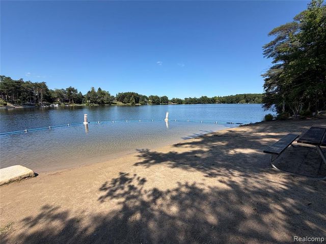 1628 Oneida Trail, Lake Orion, MI 48362