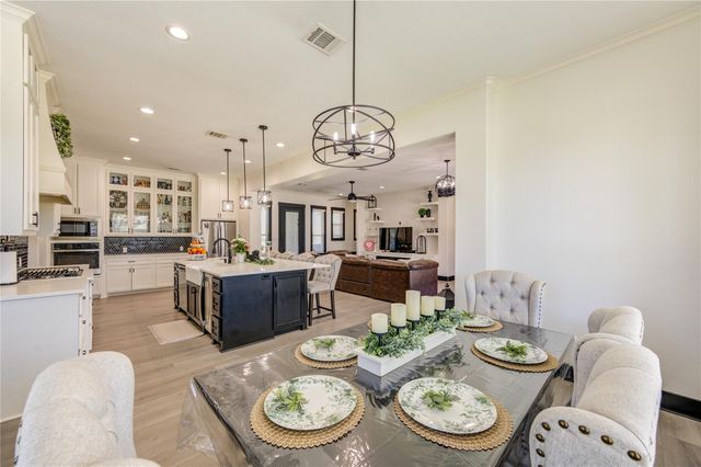 1607 Avenue E, Danbury, TX 77534