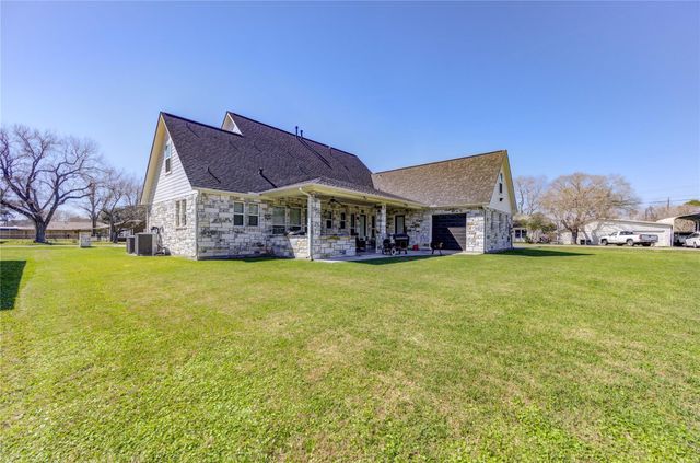 1607 Avenue E, Danbury, TX 77534