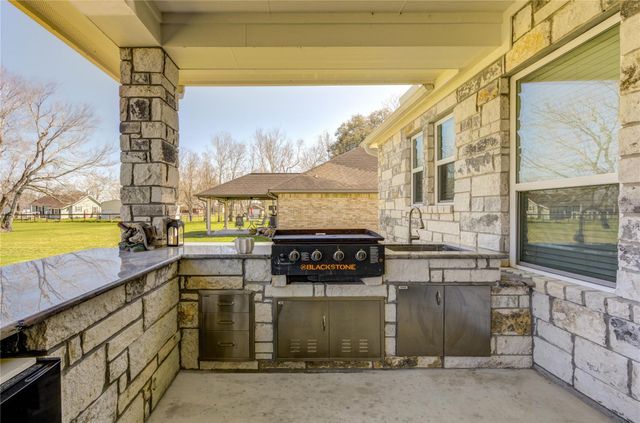 1607 Avenue E, Danbury, TX 77534