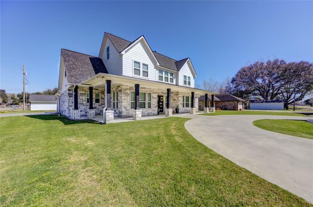 1607 Avenue E, Danbury, TX 77534