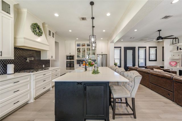 1607 Avenue E, Danbury, TX 77534