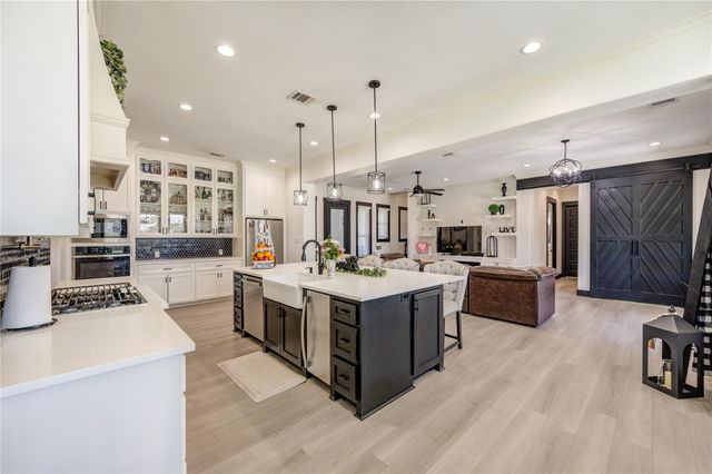 1607 Avenue E, Danbury, TX 77534