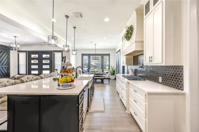 1607 Avenue E, Danbury, TX 77534