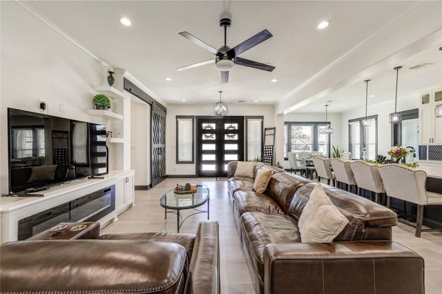 1607 Avenue E, Danbury, TX 77534