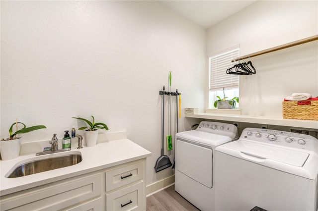 1607 Avenue E, Danbury, TX 77534