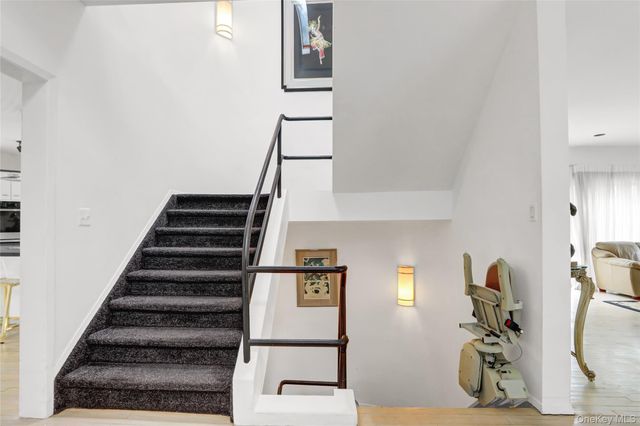4 Verity Lane, Roslyn, NY 11576