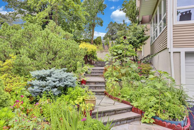 4 Verity Lane, Roslyn, NY 11576
