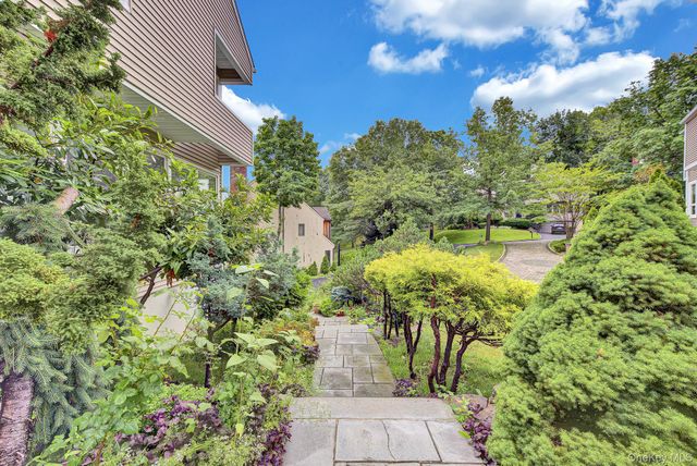 4 Verity Lane, Roslyn, NY 11576