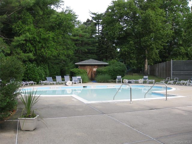 4 Verity Lane, Roslyn, NY 11576