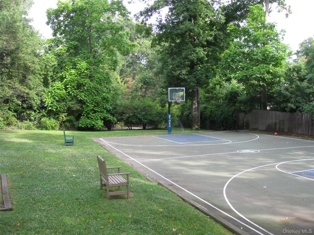 4 Verity Lane, Roslyn, NY 11576