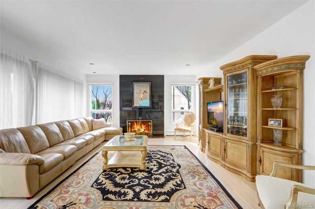 4 Verity Lane, Roslyn, NY 11576