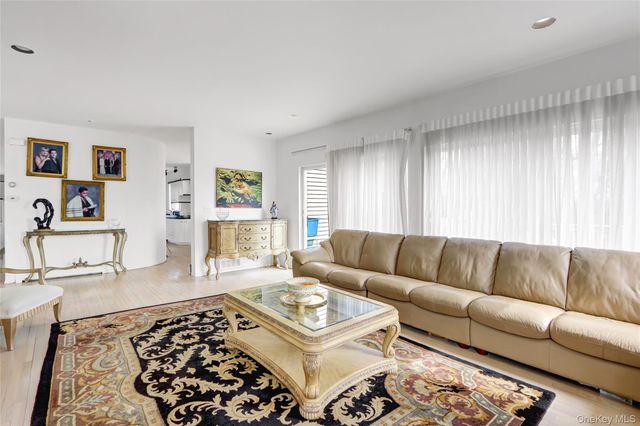 4 Verity Lane, Roslyn, NY 11576