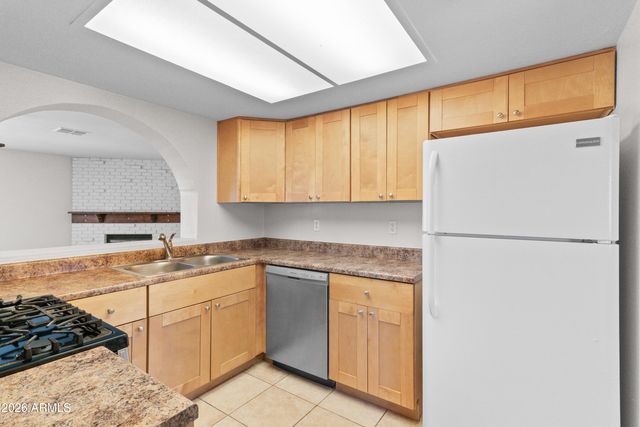 8825 W ROMA Avenue, Phoenix, AZ 85037