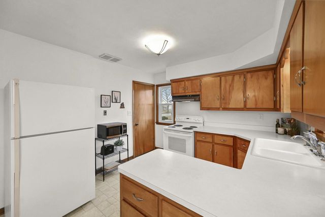 2621 S 85th STREET, West Allis, WI 53227