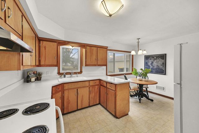 2621 S 85th STREET, West Allis, WI 53227