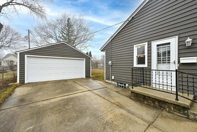 2621 S 85th STREET, West Allis, WI 53227