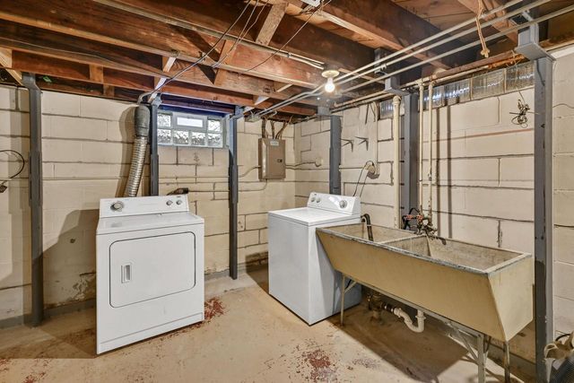 2621 S 85th STREET, West Allis, WI 53227