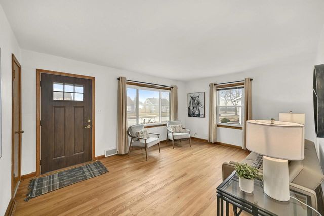 2621 S 85th STREET, West Allis, WI 53227