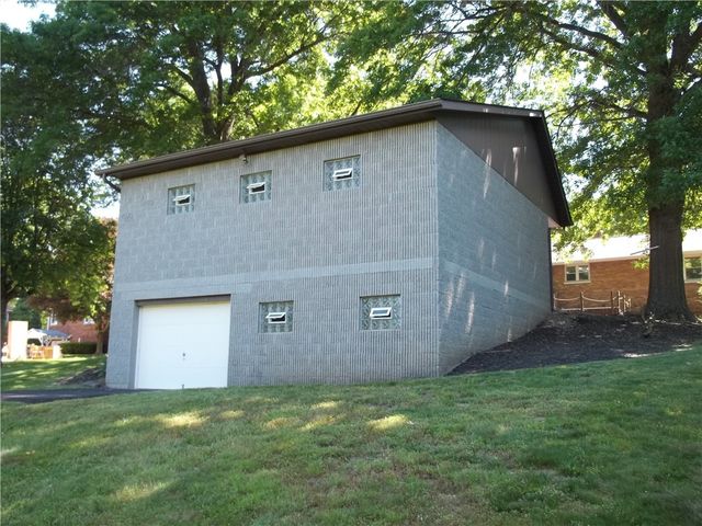 121 Hillcrest Dr, Daugherty Twp, PA 15066