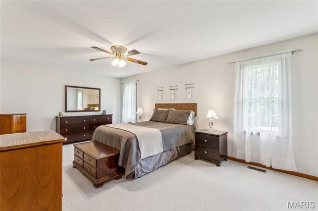 945 Ivy Court, Troy, IL 62294