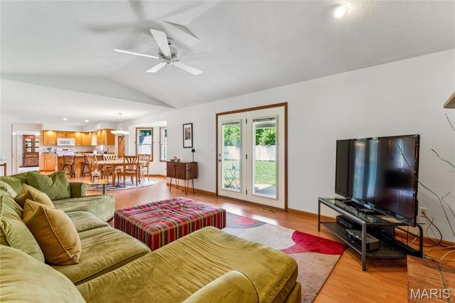 945 Ivy Court, Troy, IL 62294