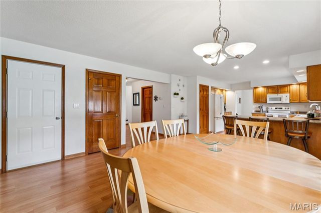 945 Ivy Court, Troy, IL 62294