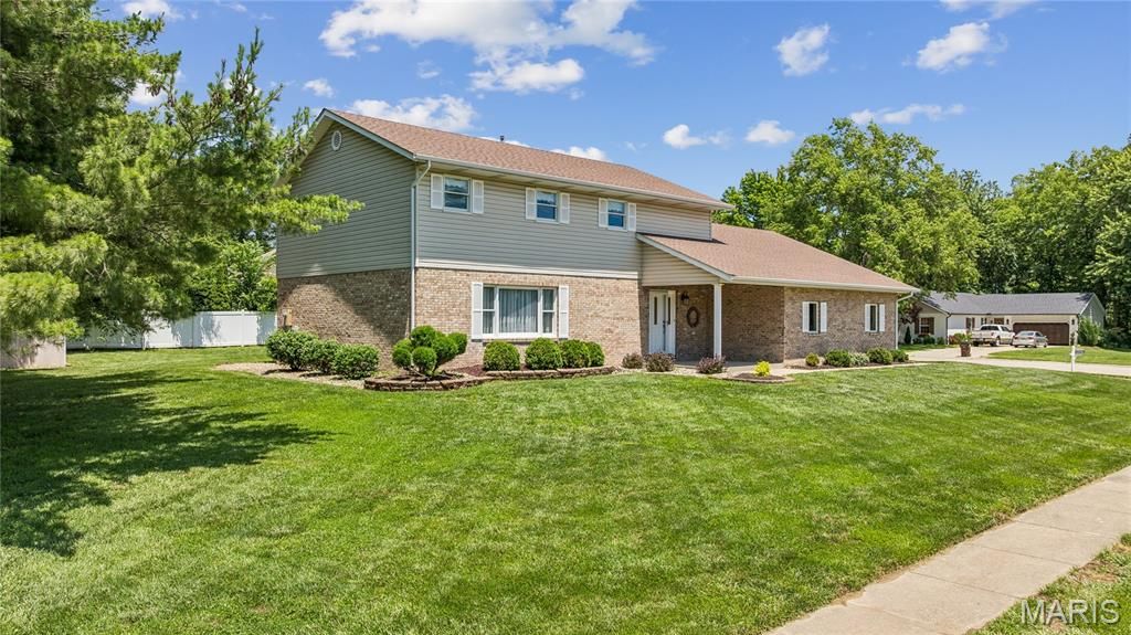 945 Ivy Court, Troy, IL 62294