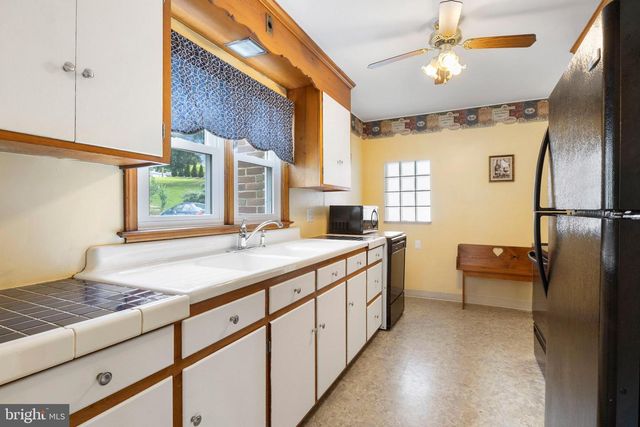 33 N CAMP ST, Windsor, PA 17366