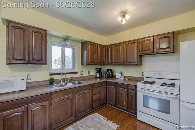 9635 Ortonville Road, Clarkston, MI 48348