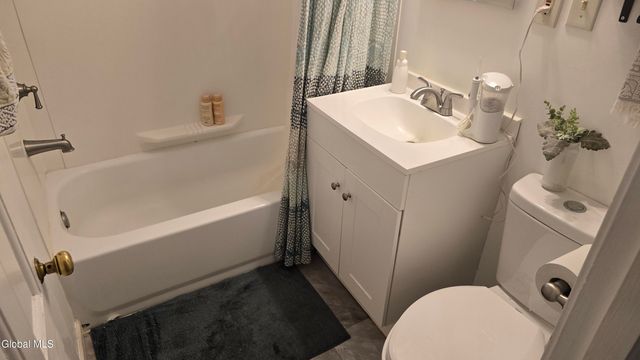 35 Eastholm Road, Schenectady, NY 12304