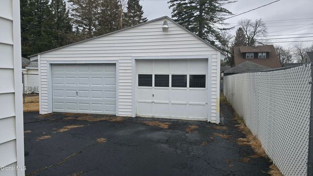 35 Eastholm Road, Schenectady, NY 12304