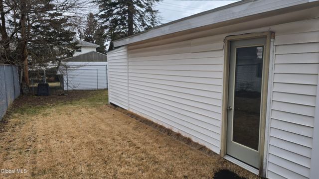 35 Eastholm Road, Schenectady, NY 12304