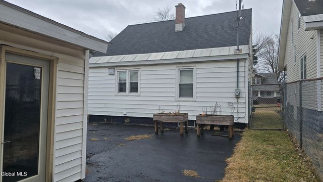 35 Eastholm Road, Schenectady, NY 12304