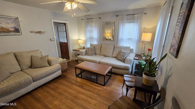 35 Eastholm Road, Schenectady, NY 12304