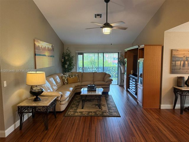 21 Lexington Ln W H, Palm Beach Gardens, FL 33418