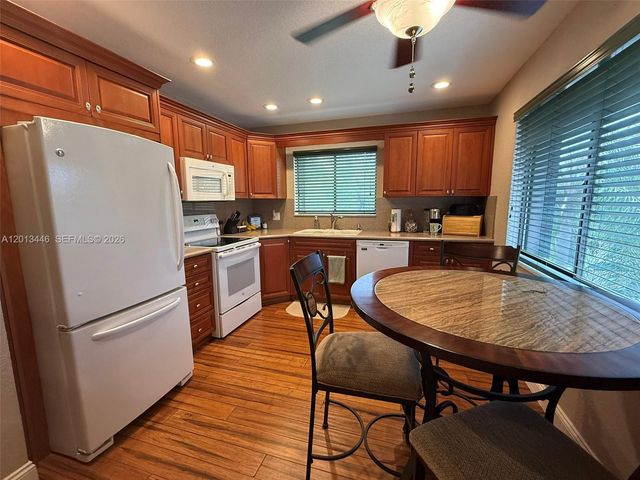 21 Lexington Ln W H, Palm Beach Gardens, FL 33418