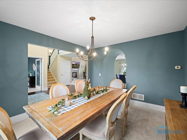 2837 Woods Edge Rd, Perrysburg, OH 43551