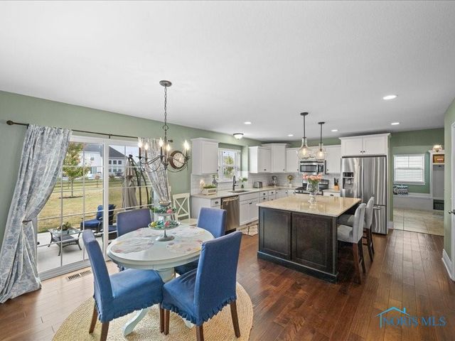 2837 Woods Edge Rd, Perrysburg, OH 43551