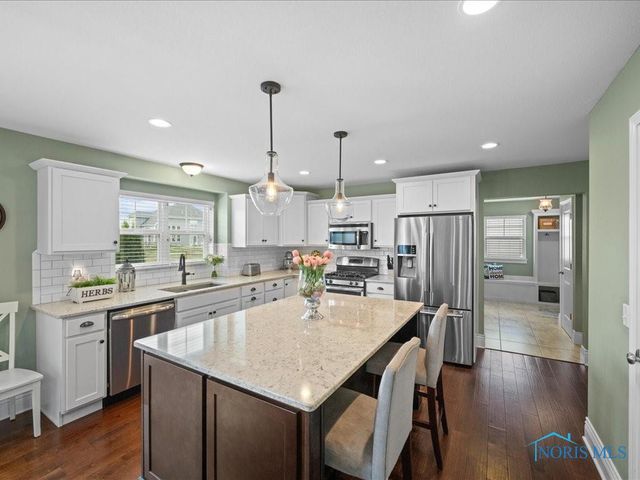 2837 Woods Edge Rd, Perrysburg, OH 43551